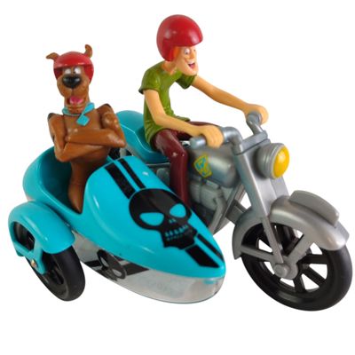 deux figurines représentant un homme et un chien à moto