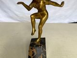 une image représentant une statue en bronze d'une femme posée sur un bloc de marbre