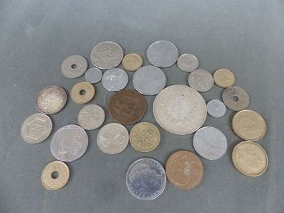 beaucoup de pièces qui sont sur la table