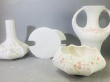 trois vases posés sur une table