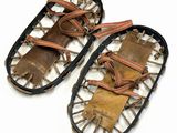 paire de raquettes anciennes avec des sangles et des fixations en cuir