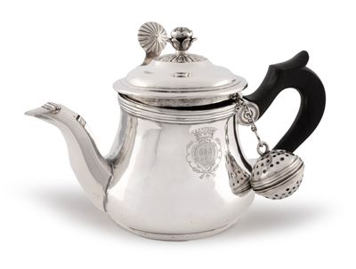 RARE THEIERE en argent, MÂCON 1762  par Joachim VIOLETTE reçu en 1749.