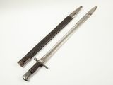 une vieille épée avec un manche en bois sur une surface blanche