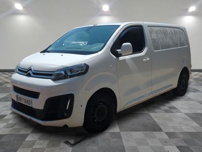 la camionnette blanche est garée sur le sol en damier d'une pièce