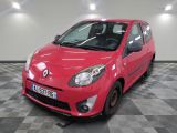 la photo d'une voiture rouge garée dans un garage