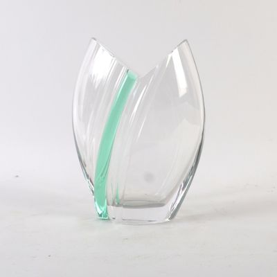 un vase en verre avec une rayure verte à l'intérieur