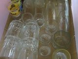 de nombreux verres vides dans une boîte posée sur le comptoir
