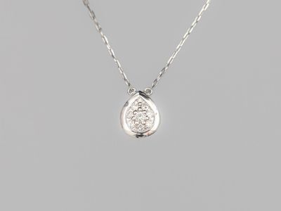 un collier en or blanc avec un pendentif en diamant monté sur une chaîne en argent