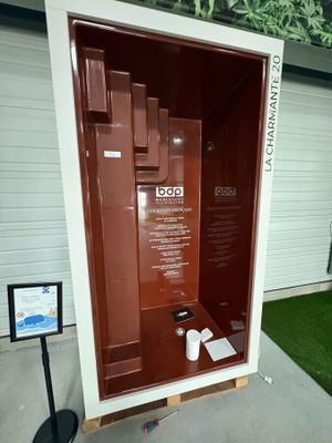 une photo montrant des toilettes situées à l'extérieur d'un bâtiment