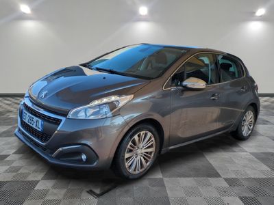 la voiture grise est garée sur le sol en damier d'un garage