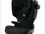 Le siège auto de l'enfant est noir et est équipé d'une ceinture de sécurité.