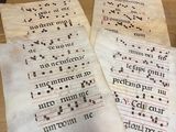 Deux anciens manuscrits sont posés sur une table dans une pièce