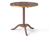 une petite table avec un plateau et un piètement en bois