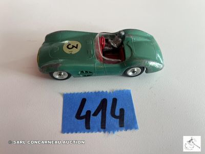une petite voiture verte sur laquelle figure un numéro