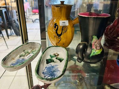 de nombreux vases exposés dans une vitrine