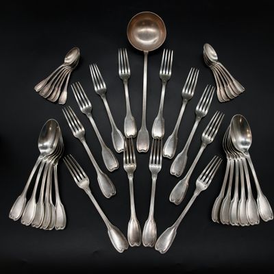 un grand nombre de cuillères et de fourchettes en argent disposées en cercle