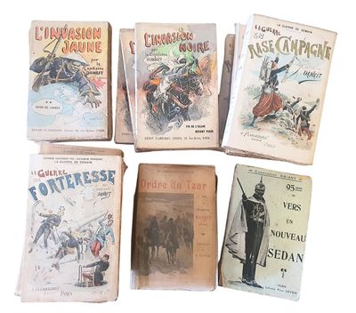 plusieurs vieux livres posés les uns sur les autres sur une surface blanche