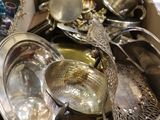 une boîte remplie de plats et de cuillères en argent posée sur une table