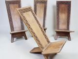trois chaises en bois ornées de motifs complexes sur fond blanc