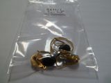 une bague noire et dorée dans un sachet transparent