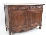 une vieille armoire en bois avec un plateau en marbre, sur fond blanc