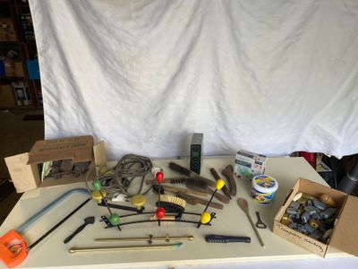 une table sur laquelle sont posés de nombreux outils