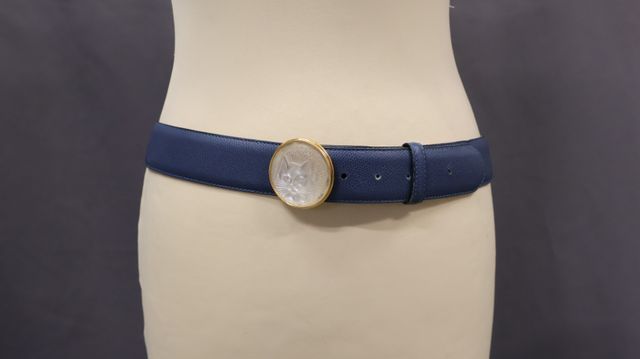 Ceinture en cuir bleu grainé, boucle LALIQUE. Taille 70/75 à vue....
