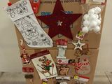 une boîte en carton sur laquelle sont représentées plein de décorations de Noël