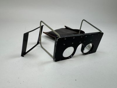 une image représentant une paire de lunettes posée sur une table
