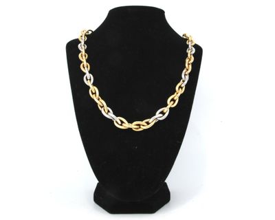 un collier en or et en argent sur un mannequin noir