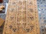 un tapis posé sur le sol au milieu d'une pièce
