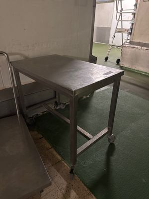 une table placée au milieu d'une pièce