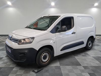 la camionnette blanche est garée sur le sol en damier d'une pièce
