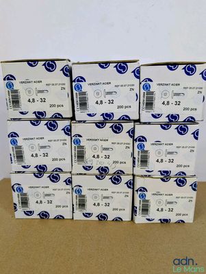une pile de six boîtes de savon posée sur une table