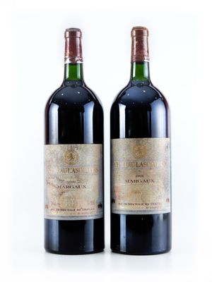 deux bouteilles de vin posées l'une à côté de l'autre sur une surface blanche