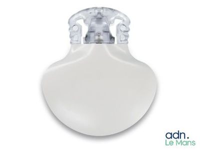 un gros plan d'une ampoule sur fond blanc