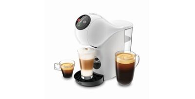 une cafetière blanche avec deux tasses de café à côté