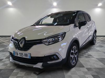 une voiture blanche garée sur un sol en damier dans un garage