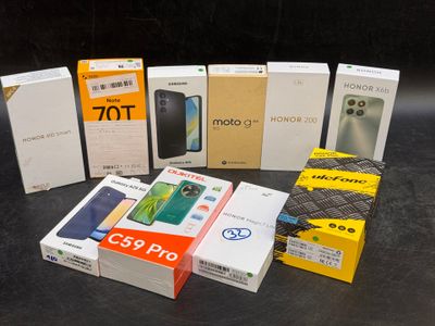 plusieurs boîtes contenant divers téléphones portables posées sur une table