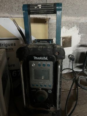 Radio de chantier MAKITA avec une batterie