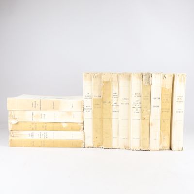 plusieurs livres sont empilés sur une surface blanche