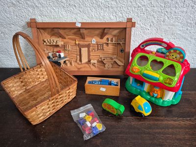 un panier, un panier rempli de jouets et un panier rempli de jouets posé sur une table