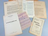 quelques vieux papiers sont empilés les uns sur les autres sur une table