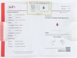 un certificat orné d'un diamant, posé sur une table