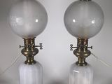 paire de lampes de table en verre et en laiton, avec des abat-jours en verre dépoli