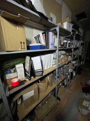 une pièce avec beaucoup de boîtes et de cartons sur les étagères