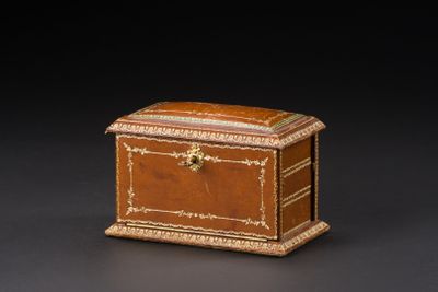 Boîte à bijoux rectangulaire gainée de cuir, ornée d’un déco… - Photo 1