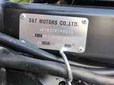 un gros plan d'une moto sur laquelle est accrochée une pancarte