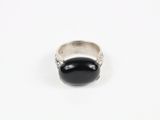 Gros plan sur une bague ornée d'une pierre noire