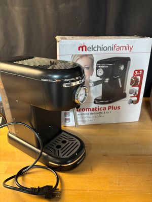 une photo d'une cafetière noire posée sur une table en bois